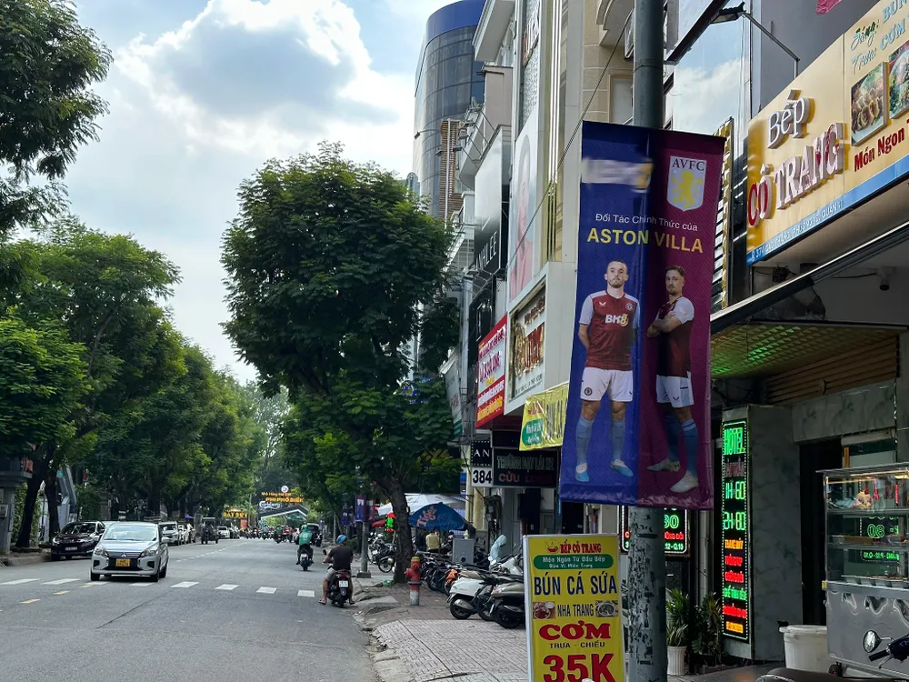 Có khoảng 5-6 banner xuất hiện trên đường Cao Thắng. Ảnh: HUỲNH THƠ