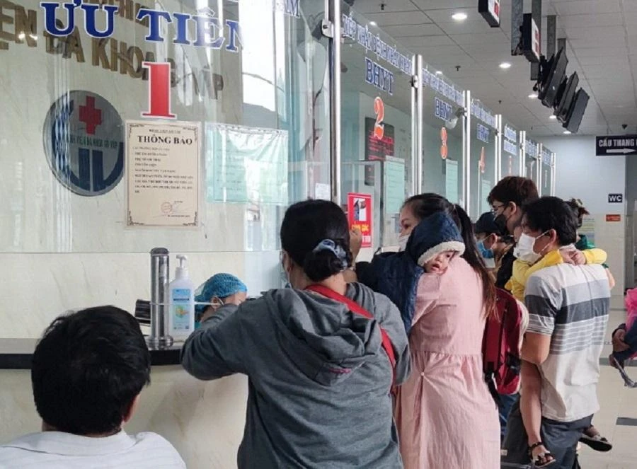 Người dân đến đăng ký khám chữa Bệnh tại bệnh viện quận Gò Vấp. Ảnh: NGUYỄN HIỀN