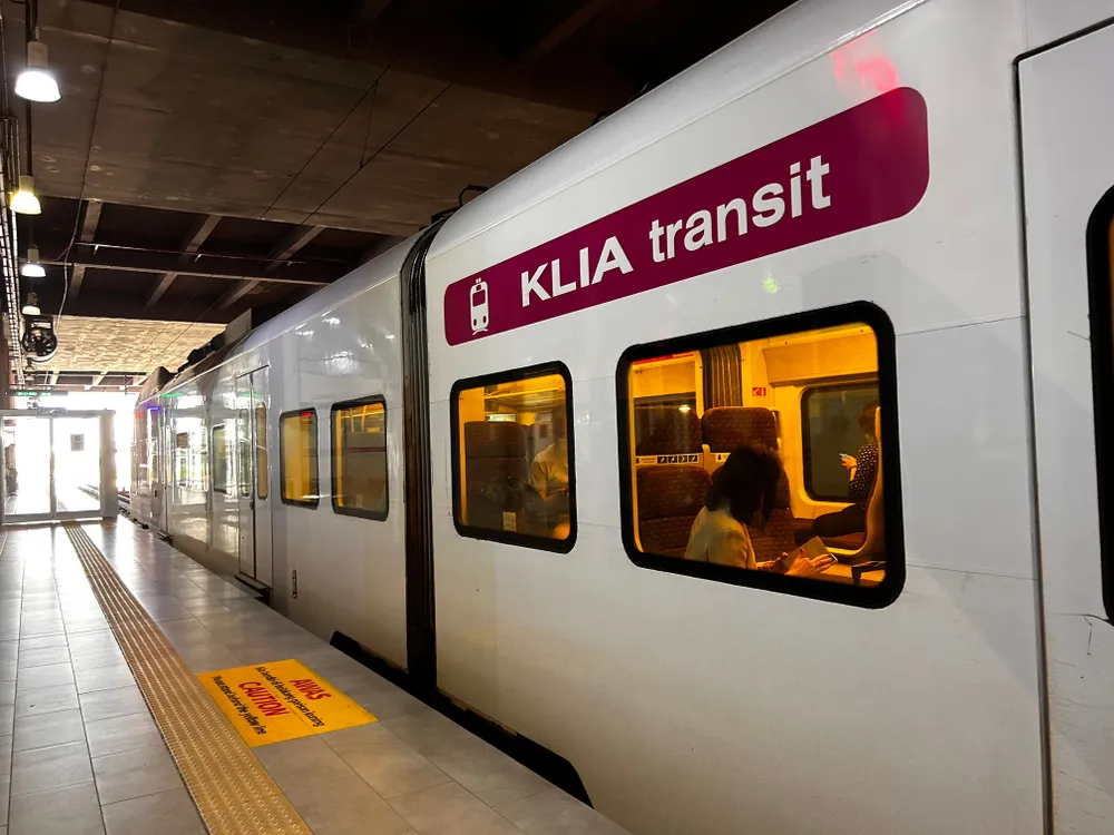 Tàu từ trung tâm thủ đô Malaysia đi sân bay quốc tế Kuala Lumpur 36 km, chạy trên khổ đường 1,4 mét. Ảnh: NGỌC TRÂN Tàu từ trung tâm thủ đô Malaysia đi sân bay quốc tế Kuala Lumpur 36 km, chạy trên khổ đường 1,4 mét. Ảnh: NGỌC TRÂN