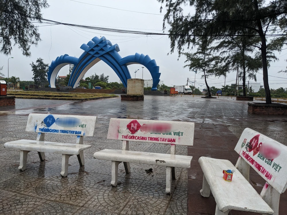 Các ghế đá bị sơn nội dung quảng cáo cờ bạc. Ảnh: NGUYỄN DO