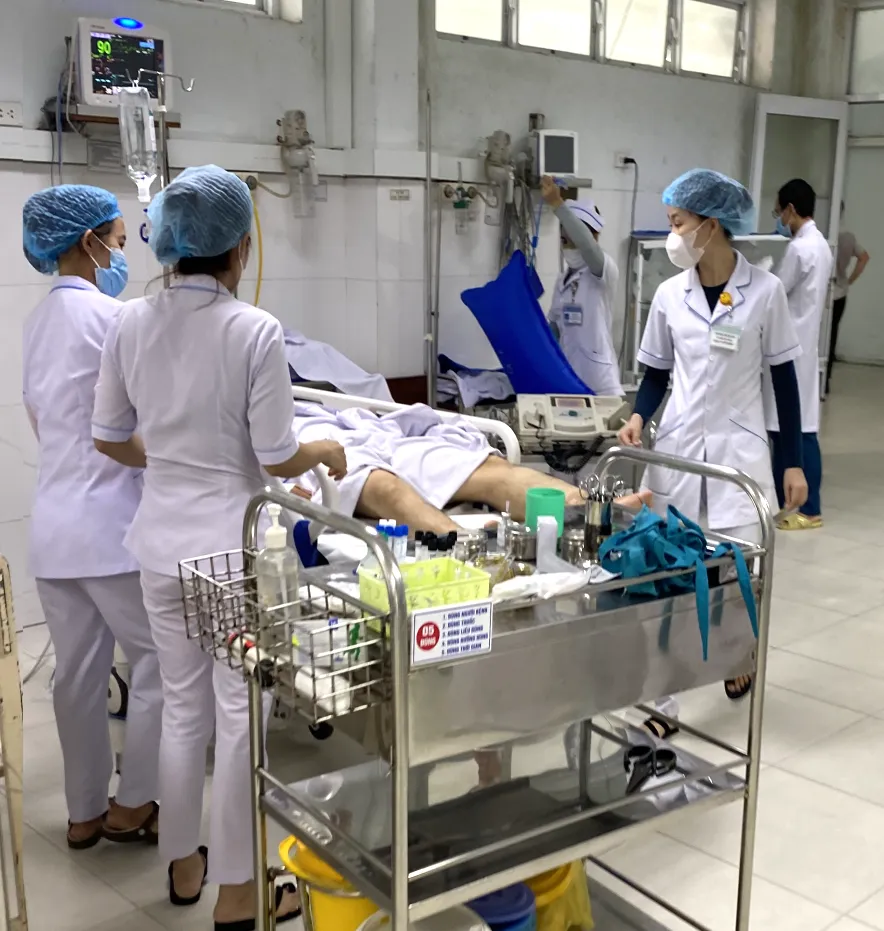 Các bác sĩ đang hồi sức tim phổi cho bệnh nhân tại phòng cấp cứu. Các bác sĩ đang hồi sức tim phổi cho bệnh nhân tại phòng cấp cứu.