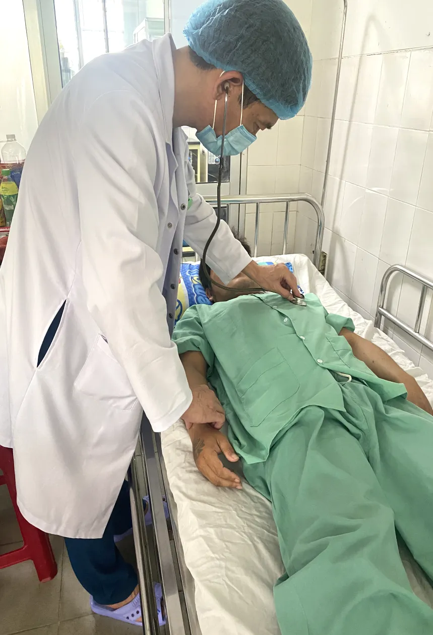 BS Nguyễn Lương Quang đang khám lại cho bệnh nhân trước khi ra viện BS Nguyễn Lương Quang đang khám lại cho bệnh nhân trước khi ra viện