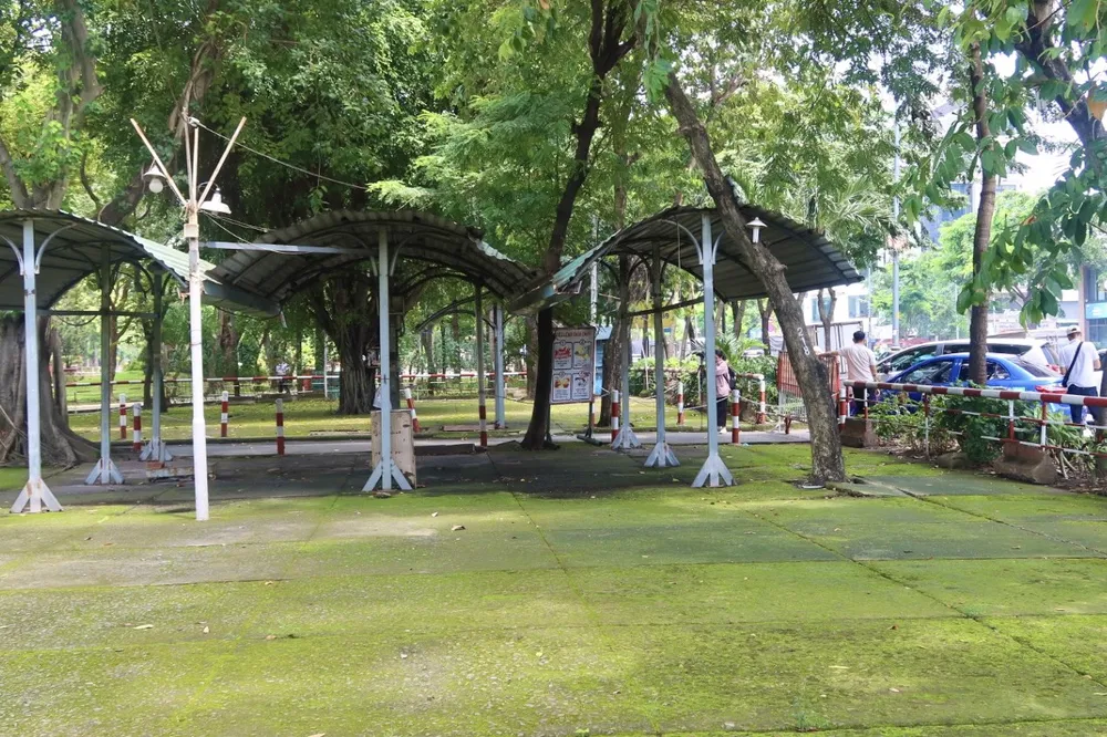 Bãi giữ xe của Công viên Hoàng Văn Thụ (quận Tân Bình) đã dừng hoạt động hơn một năm nay, rêu xanh đã phủ kín do lâu ngày không hoạt động. Hiện hai bãi giữ xe của công viên đều không hoạt động và cũng cấm đậu xe ở đây. Ảnh: TRẦN MINH xe cong vien.jpg