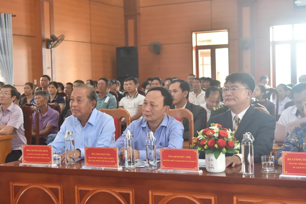 Anh sang den tren bien.jpg