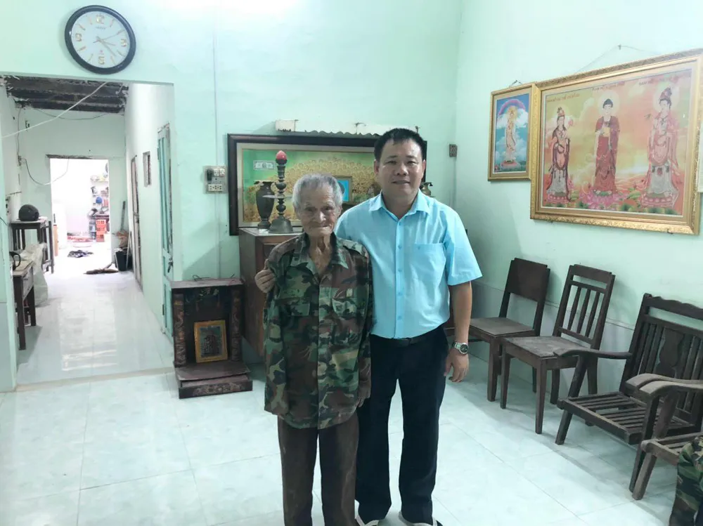 ong gia ban ve so quan com nu cuoi.jpg