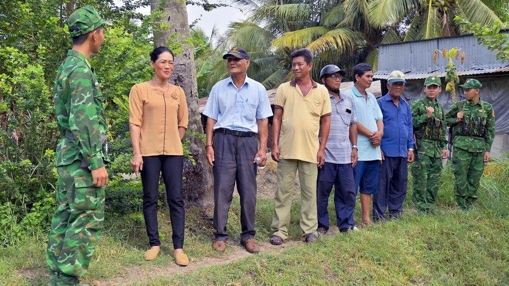 Nhiều người dân chung tay tham gia bảo vệ chủ quyền an ninh biên giới, xây dựng đời sống mới ở khu dân cư. Ảnh: TIÊN VINH bien-phong.jpg