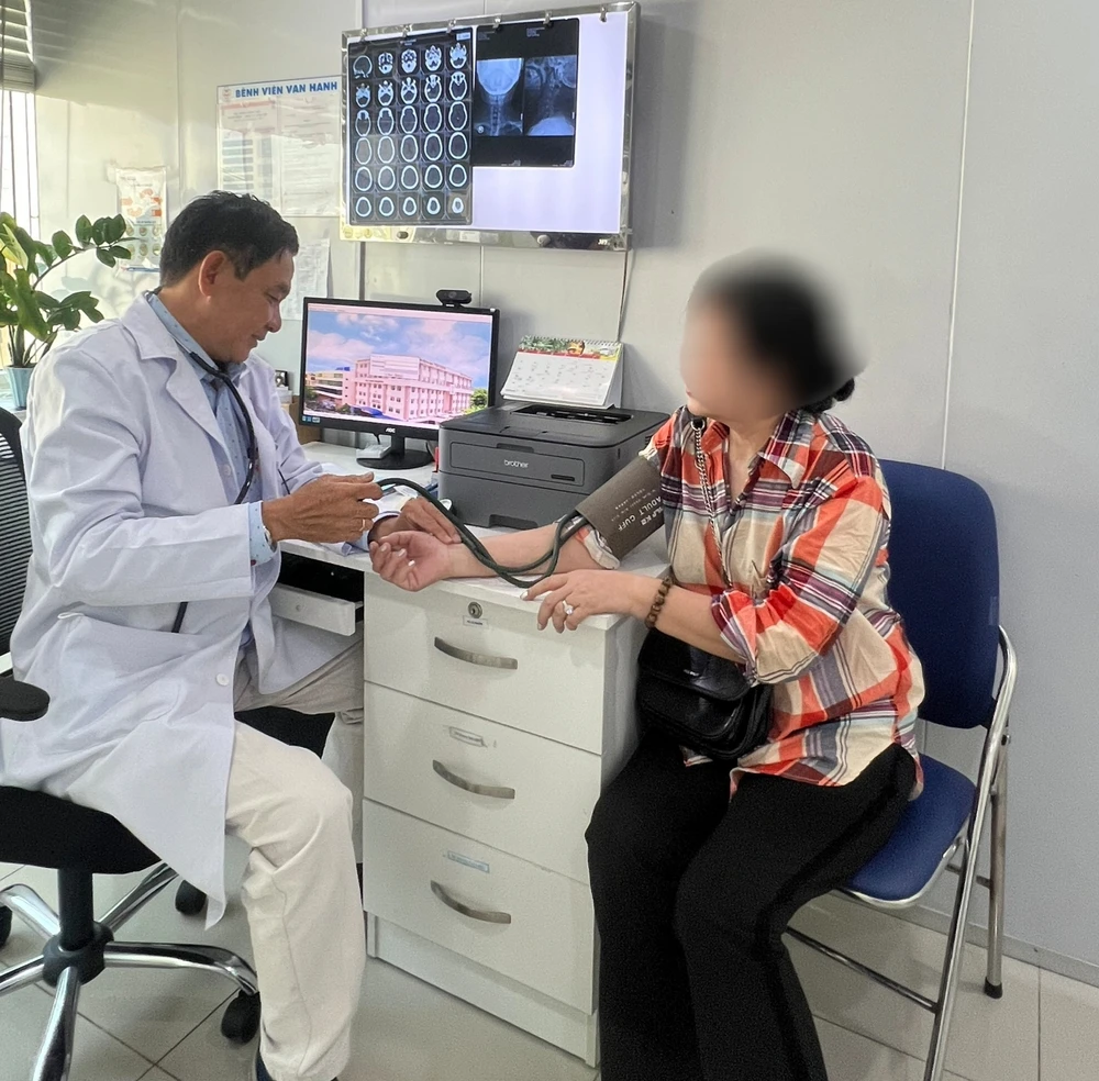 Bác sĩ Huỳnh Văn Phụng đang khám cho một bệnh nhân bị rối loạn tiền đình. Ảnh: TL 20240420_171237.jpg