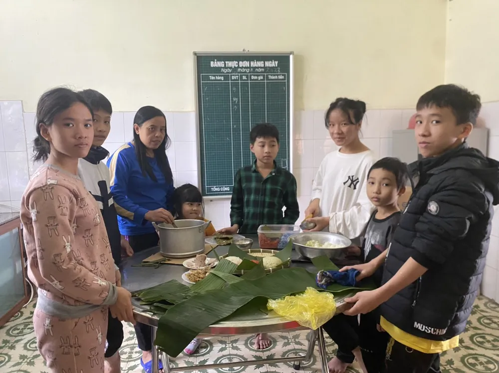 Một gia đình nhỏ ở Làng trẻ em SOS cùng nhau gói bánh Chưng đón Tết. Ảnh: Làng trẻ em SOS Việt Nam SOS VN.jpg