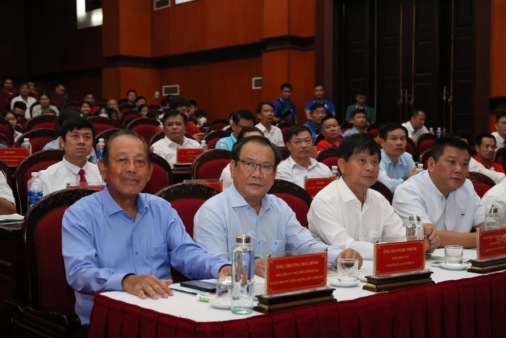 Từ trái qua: Ông Trương Hòa Bình, nguyên Ủy Viên Bộ Chính trị, nguyên Phó Thủ tướng Thường trực Chính phủ, Chủ tịch danh dự chương trình; ông Mai Ngọc Phước, Tổng biên tập Báo Pháp Luật TP.HCM; ông Trần Trọng Dũng, Phó Chủ tịch Hội Nhà báo Việt Nam; ông Nguyễn Ngọc Thanh, Trưởng ban điện tử, Báo Nhân dân cùng tham dự tọa đàm. cung-ngu-dan-thap-sang-den-tren-bien-1.jpg