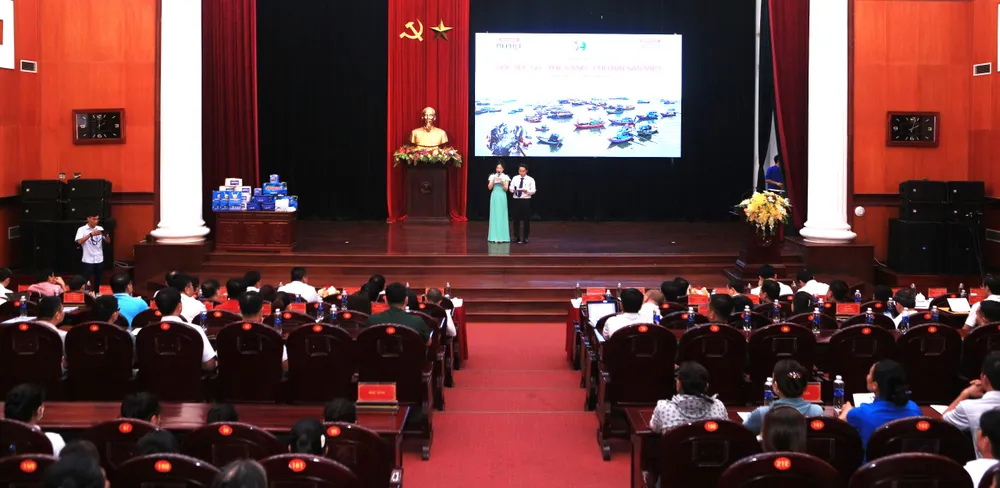 Chiều 26-4, báo Pháp Luật TP.HCM phối hợp với UBND tỉnh Thanh Hoá long trọng tổ chức chương trình "Cùng ngư dân thắp sáng đèn trên biển". cung-ngu-dan-thap-sang-den-tren-bien.jpg