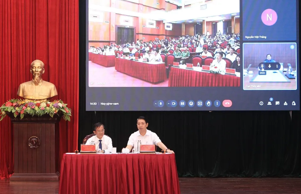 Ông Lê Đức Giang, Phó Chủ tịch UBND tỉnh Thanh Hoá và ông Nguyễn Đức Hiển, Phó Tổng biên tập Thường trực Báo Pháp Luật TP.HCM cùng chủ trì toạ đàm. ngu-dan 6.jpg