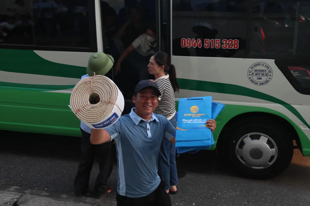 Một ngư dân vui mừng nhận quà ra về ngu-dan 9.jpg