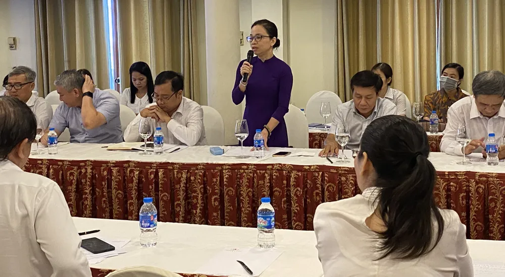 Giáo viên Trần Thị Tuyết Hồng có ý kiến tại buổi toạ đàm. Ảnh:HH. giao-duc-phap-luat4-3511.jpg