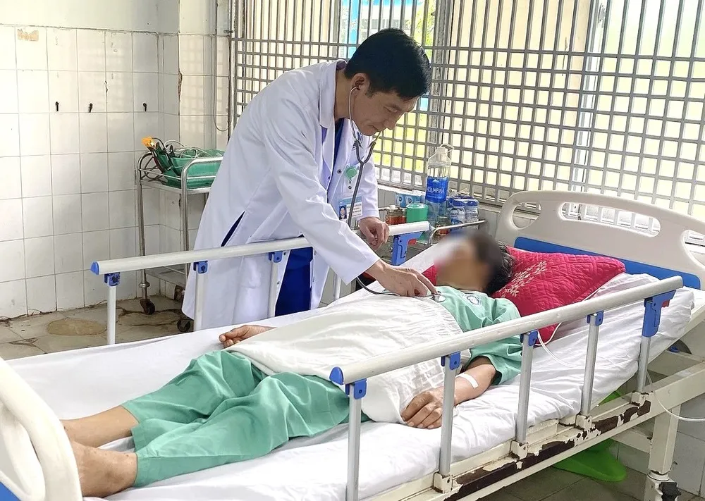 Bác sĩ khám lại cho bệnh nhân sau can thiệp động mạch vành đảo ngược phủ tạng