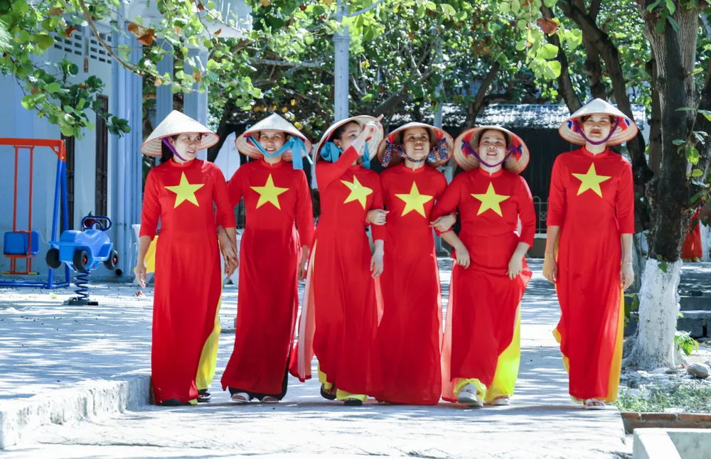 Nét đẹp của những người phụ nữ trên đảo Trường Sa lớn. Ảnh: XUẤN HOÁT truong-sa 5.jpg