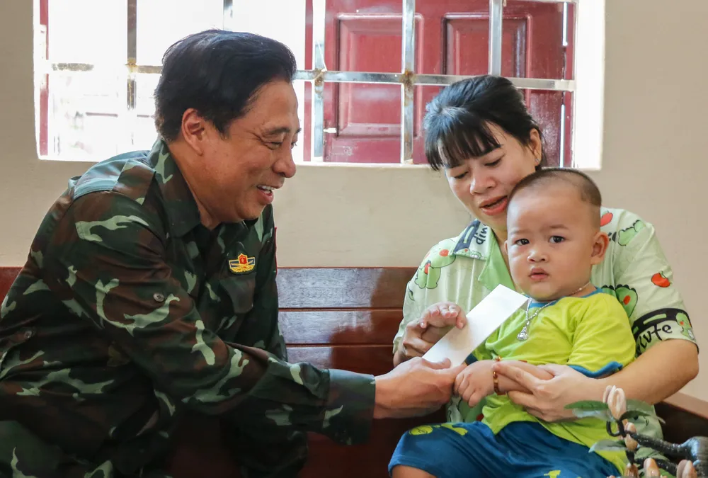 Lãnh đạo Tỉnh ủy Khánh Hòa thăm hỏi, động viên các hộ dân sinh sống trên đảo Trường Sa. Ảnh: XUÂN HOÁT Truong-sa_6.jpg