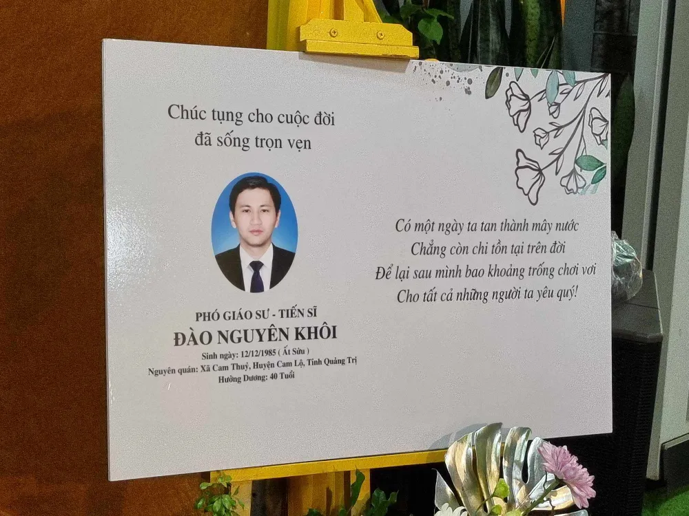 Những dòng chữ bày tỏ tiếc thương được đặt trước linh cữu PGS-TS Đào Nguyên Khôi. Ảnh: TIẾN THOẠI dao-nguyen-khoi_h2.jfif