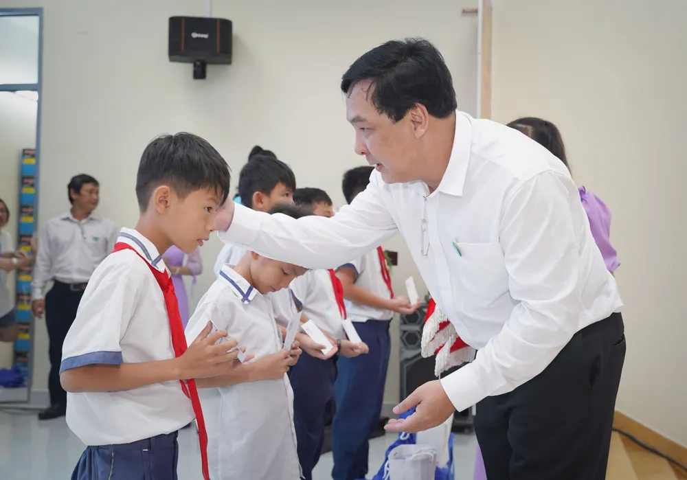Ông Nguyễn Thái Bình, Phó Tổng Biên tập, Trưởng Ban tổ chức chương trình, tặng quà nhân ngày quốc tế thiếu nhi cho các em. trao-qua 1.jpg