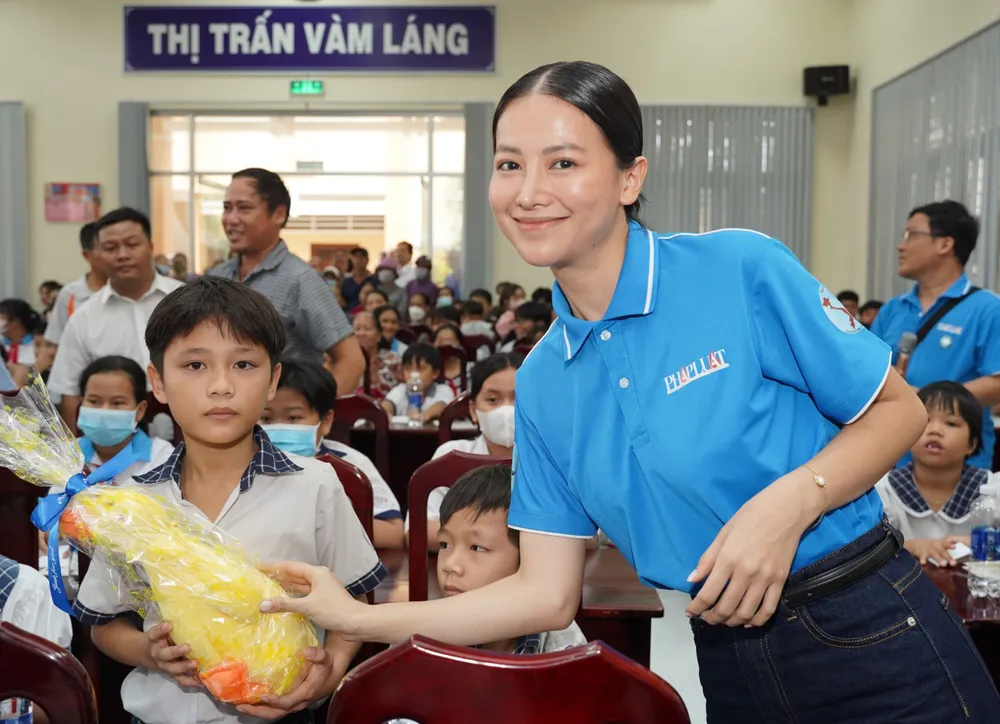 Hoa hậu Phương Khánh tặng gấu bông, góp thêm niềm vui cho các em nhân ngày quốc tế thiếu nhi trao-qua 3.jpg