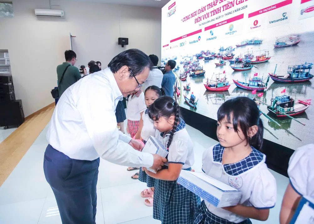 Tổng Biên tập Báo Pháp Luật TP.HCM Mai Ngọc Phước, Trưởng ban Chỉ đạo chương trình, tặng quà và học bổng cho các em Anh-sang-den_10.jpg