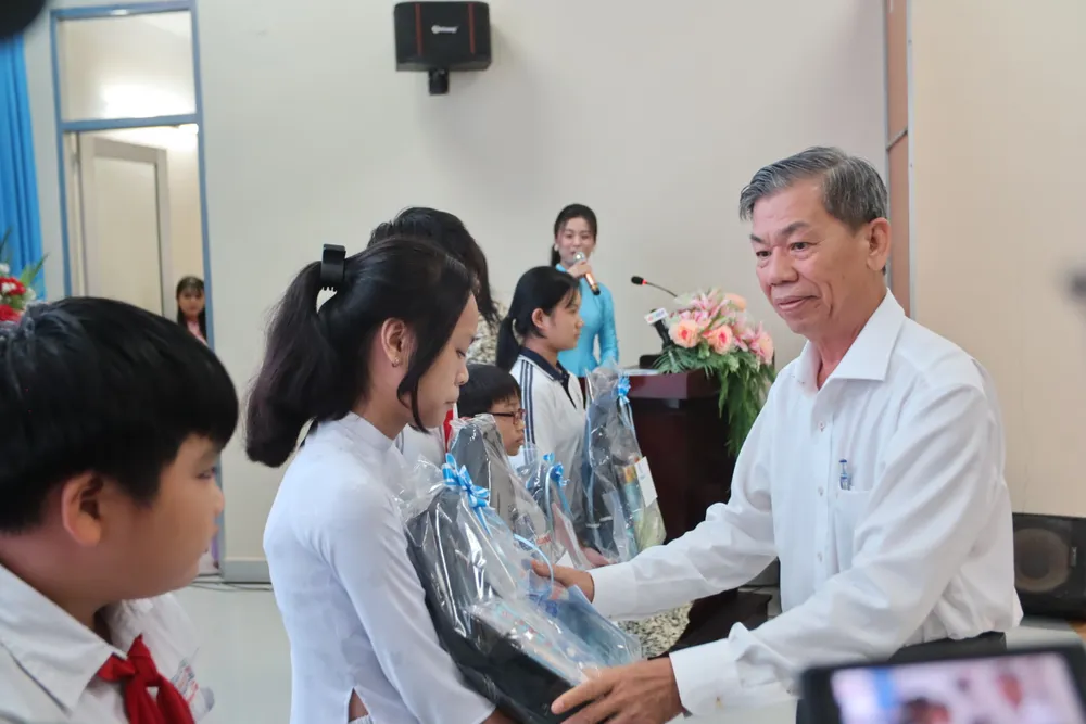 Ông Nguyễn Văn Mẫn, Giám đốc Sở NN&PTNT tỉnh Tiền Giang, trao quà tặng cho con em của các gia đình ngư dân. Anh-sang-den_8.jpg