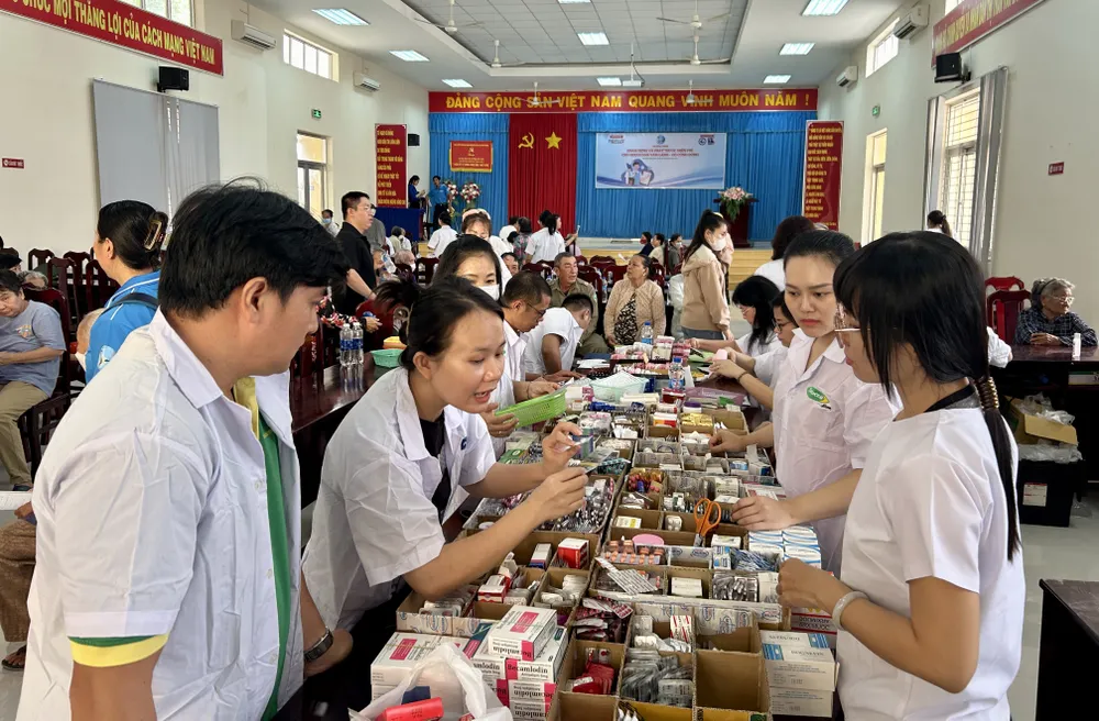Khu vực phát thuốc theo toa Anh-sang-den_9.jpg