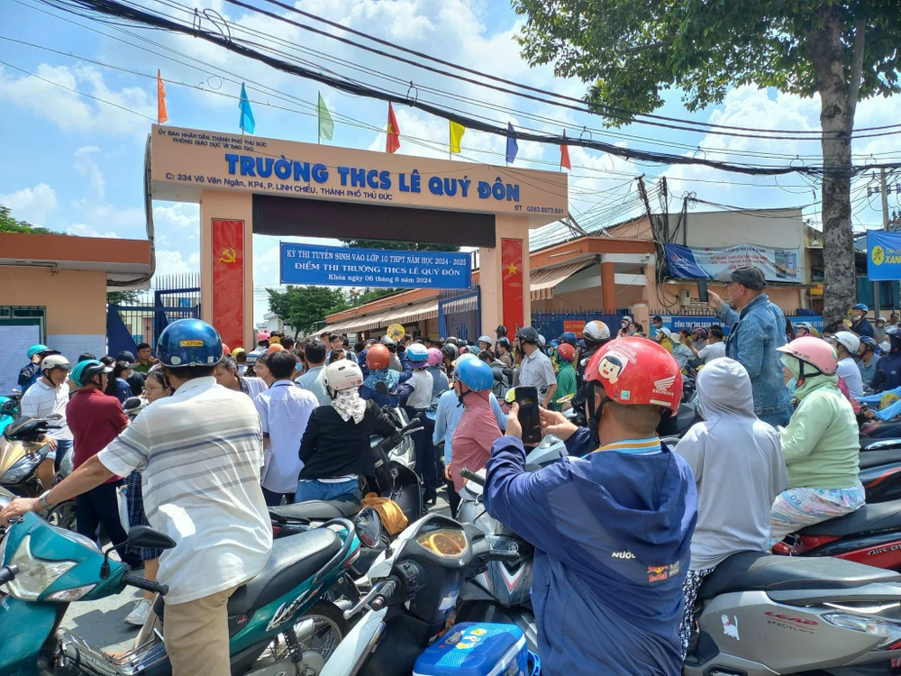 Tại điểm thi Trường THCS Lê Quý Đôn, TP Thủ Đức, phải đến 10 giờ 30 thí sinh mới được ra cổng trường sau buổi thi đầu tiên. ẢNH: PHẠM ANH đề thi văn thi vào lớp 10 1 jpg.jpg