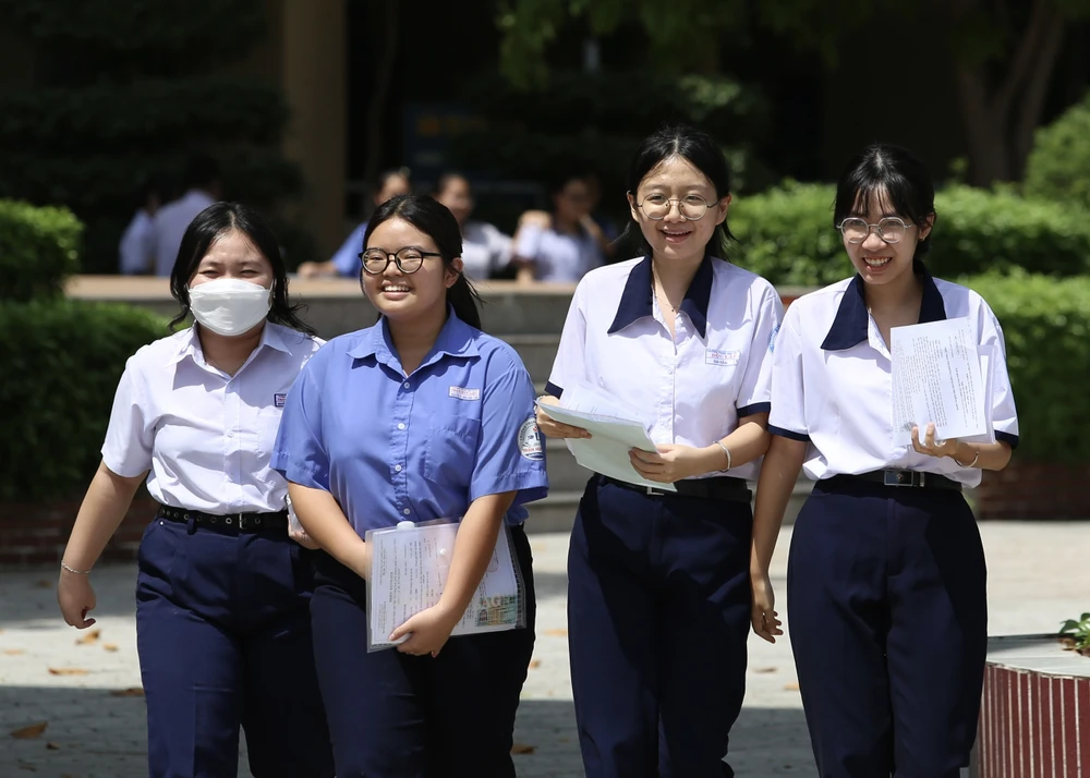 Nhiều thí sinh rời phòng thi môn Ngữ Văn với nét mặt tươi cười hớn hở. Ảnh: TRƯỜNG GIANG môn văn thi vào lớp 10 1.jpg