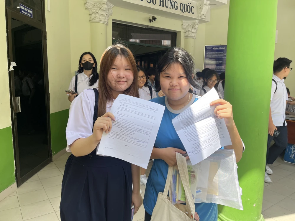 Cùng cảm nhận, em Trần Võ Mộc Nhiên (Áo xanh), học sinh trường THCS Lê Quý Đôn bày tỏ: "Đề Văn năm nay không khó như những năm trước. Em đã làm hết sức mình và em đoán em có thể đạt từ 8 điểm trở lên. Ảnh: TRẦN MINH môn văn thi vào lớp 10 6.jpg
