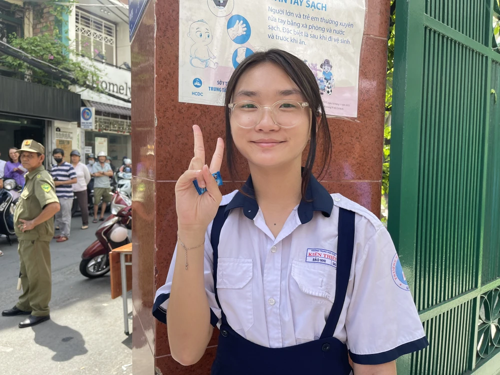 Là một trong những thí sinh bước ra khỏi phòng thi đầu tiên, em Phan Bảo Nhi (tại địa điểm thi trường THCS Kiến Thiết, quận 3) chia sẻ: "Đề thi Văn năm nay khá dễ đối với em. Bởi vì trên lớp cô đã đã dạy hết những kiến thức nền cho em, em tự tin môn văn được 7 điểm" Ảnh: TRẦN MINH. môn văn thi vào lớp 10 7.jpg