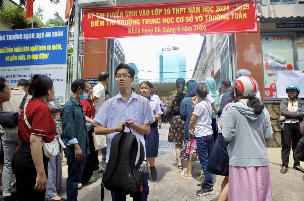 Những thí sinh đầu tiên bước ra khỏi phòng thi tại điểm thi THCS Võ Trường Toản. Ảnh: NGUYỆT NHI. môn văn thi vào lớp 10 8.jpg