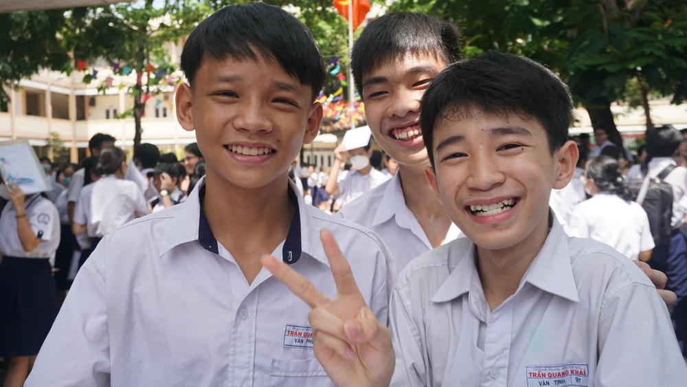 Các thí sinh vui vẻ sau khi thi mô Ngữ văn tại điểm thi Trường THCS Trần Quang Khải, quận 12. Ảnh: NGUYỄN QUYÊN thi-vao-lop-10.JPG