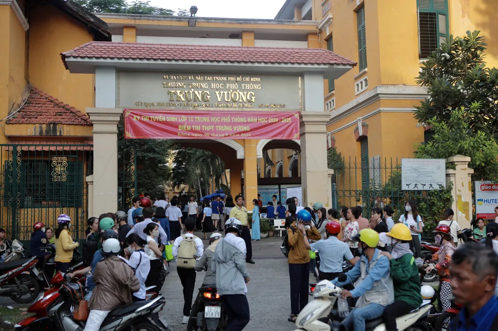 Từ sáng sớm, rất đông phụ huynh đưa con em đến điểm thi. Ảnh: NGUYỆT NHI thi vào lớp 10 6-6-10.jpg