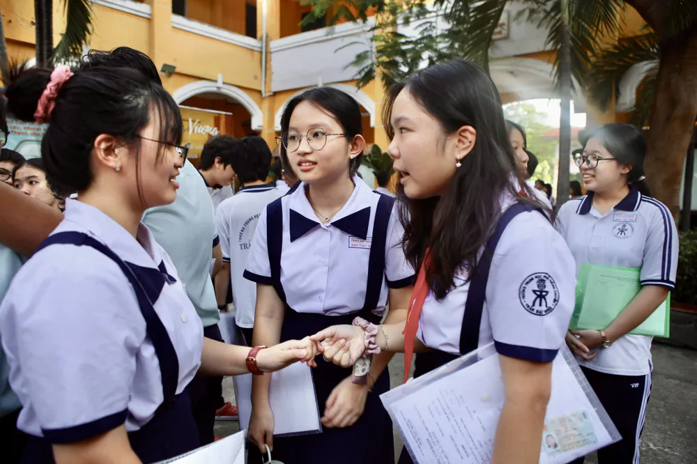 Các bạn học sinh chúc nhau hoàn thành tốt bài thi và đạt điểm cao trong kỳ thi vào lớp 10. Ảnh: NGUYỆT NHI thi vào lớp 10 6-6-19.jpg
