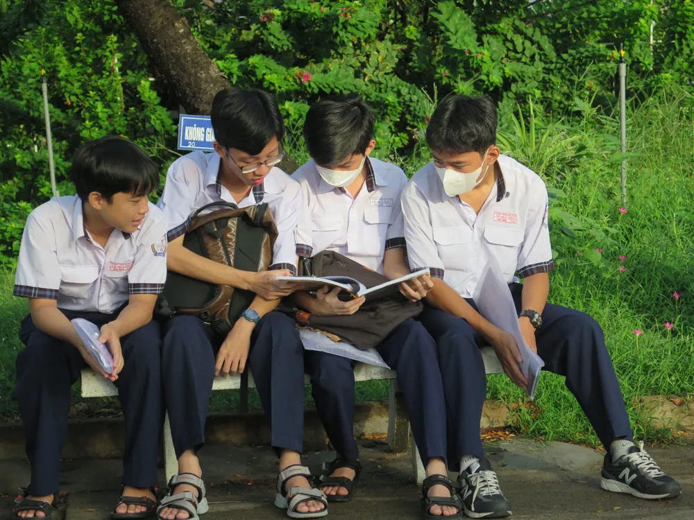 Từ sáng sớm, đa số các em đã có mặt từ rất sớm để tranh thủ ôn bài và trò chuyện cùng bạn bè cũng như chuẩn bị các thủ tục cá nhân trước khi vào phòng thi. Ảnh: PHẠM ANH thi vào lớp 10 6-6-25.jpg