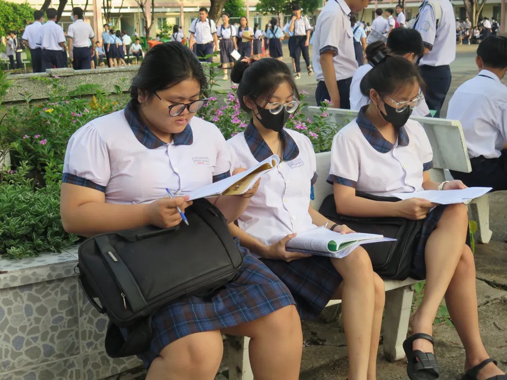 Em Gia Tuệ, Trường THCS Lê Quý Đôn cho biết môn Ngữ văn là em tự tin nhất nên em không lo lắng lắm. Em cũng đã ôn bài khá kỹ trong thời gian qua nên hi vọng sẽ làm được bài. thi vào lơp 10 6-6-25.jpg