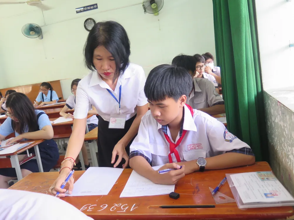 Mặc dù là kỳ thi vào lớp 10 công lập nhưng tâm thế đi thi của nhiều em khá thoải mái và nhẹ nhàng. Ảnh: PHẠM ANH thi vào lơp 10 6-6-27.jpg