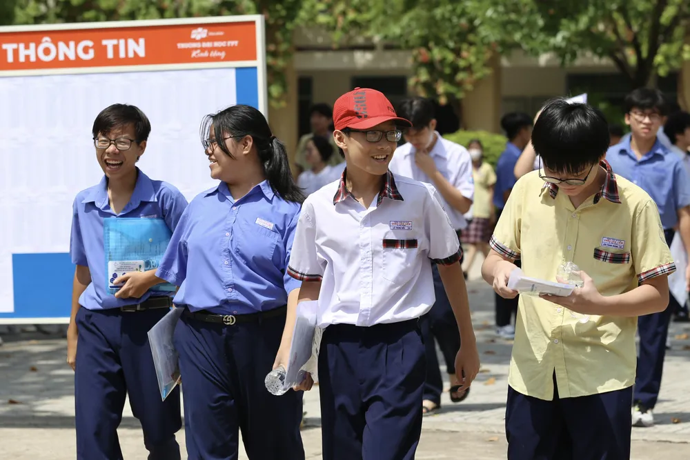 Các thí sinh vừa thi xong môn Văn. Ảnh: TRƯỜNG GIANG thi vào lớp 10 van.jpg