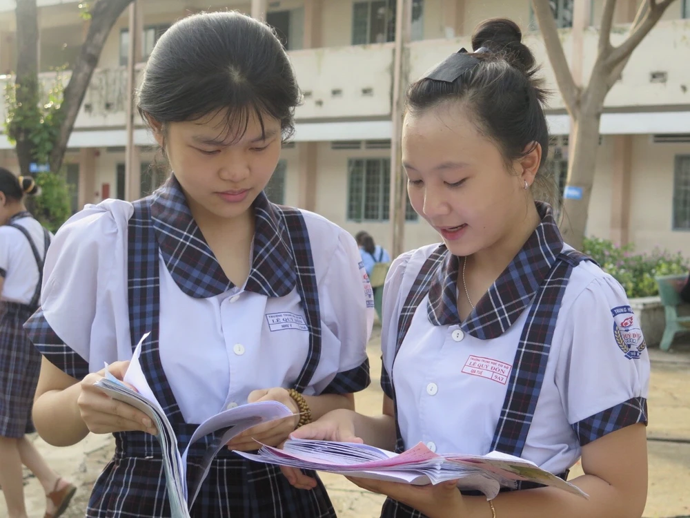 Nhiều thí sinh ở đây lại cho rằng đề thi năm nay khó vì tác phẩm trong đề không nằm trong trọng tâm ôn của các em. Như em Như Phú cho biết đề thi rất khó nhằn vì lệch hoàn toàn với các tác phẩm được ôn tập kỹ. Đề ra tác phẩm Chiếc lược ngà trong khi các giáo viên và học sinh ôn nhiều những tác phẩm khác như: Những ngôi sao xa xôi, Đồng chí... Ảnh: PHẠM ANH z5512323417636_05ae735ad4a65c60ef49111461fca0de.jpg