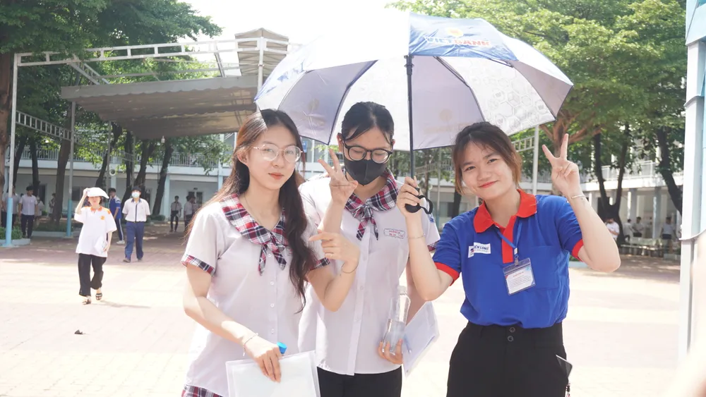 Tương tự, Minh Anh, học sinh Trường THPT Võ Trường Toản, quận 12 đánh giá đề Văn thi tốt nghiệp THPT vừa sức. Đề Văn thi tốt nghiệp THPT 2.JPG