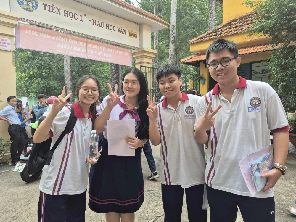 Tại điểm thi Trường THPT Trưng Vương, quận 1, em Nguyễn Ngọc Bảo Trân, Nguyễn Anh Thư, Trần Minh Trí và Nguyễn Thành Tiến (học sinh trường THPT Trưng Vương) cho biết đề năm nay khá vừa tầm và nằm trong dự tính của các bạn trước đó. Đề Văn thi tốt nghiệp THPT Q1.jpg