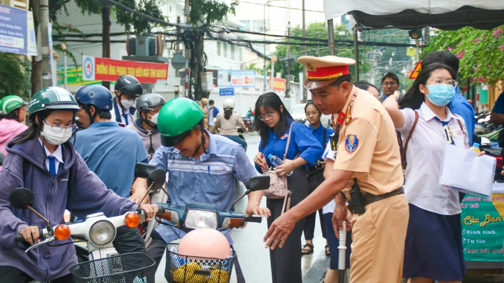 Lực lượng CSGT Công an TP Cần Thơ tham gia đảm bảo trật tự, an toàn giao thông trong kỳ thi tốt nghiệp 2024. Ảnh: CHÂU ANH csgt-tp-can-tho-thi-tot-nghiep-4516.jpg