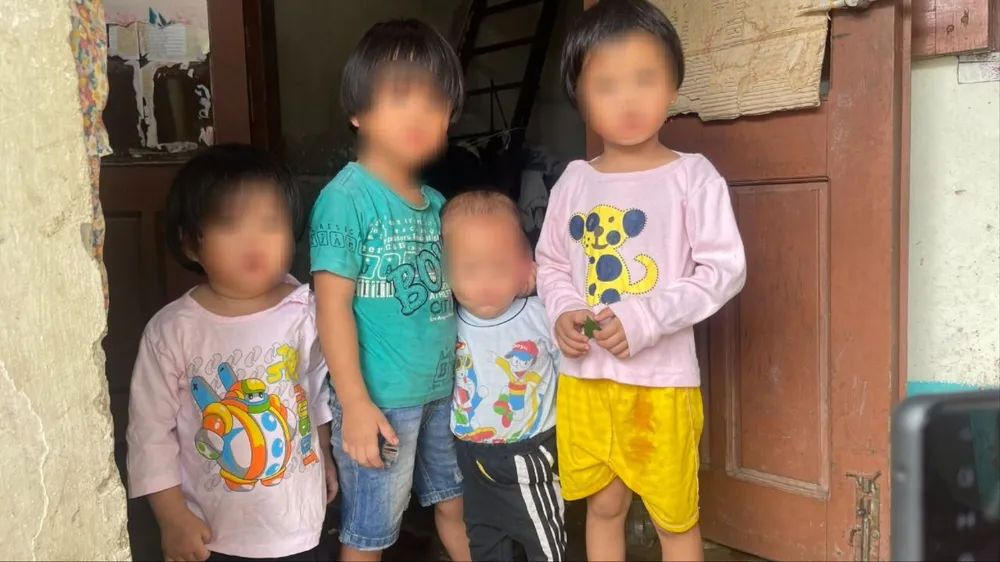 4 cháu bé côi cút do cha mẹ bị bắt thi hành án. Ảnh: K.N 4 cháu bé côi cút do cha mẹ bị bắt thi hành án. Ảnh: K.N