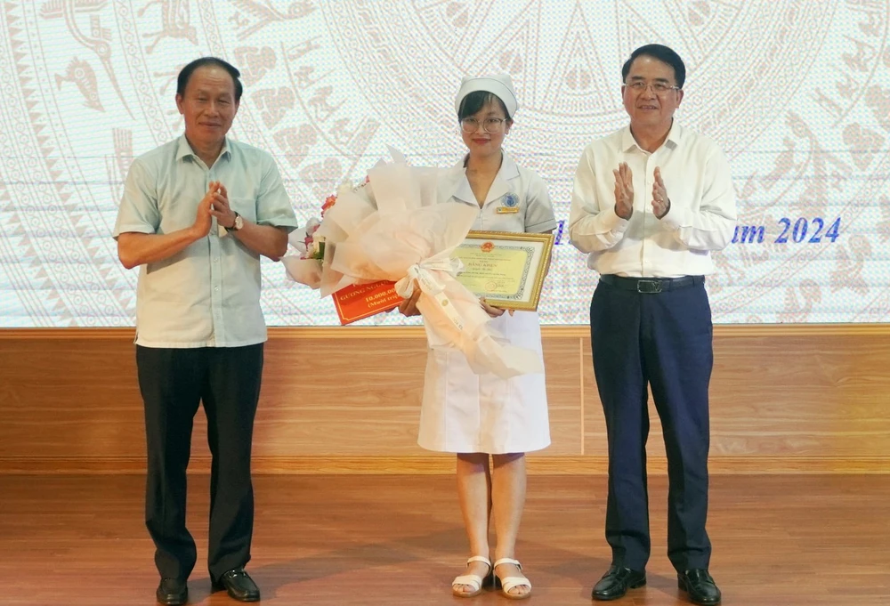 Bí thư Thành uỷ Hải Phòng Lê Tiến Châu và Phó Chủ tịch UBND TP Hải Phòng Lê Khắc Nam tặng hoa, bằng khen chúc mừng điều dưỡng Nguyễn Thị Thảo. Ảnh: NGỌC SƠN nu-dieu-duong-cap-cuu-be-so-sinh.jpg