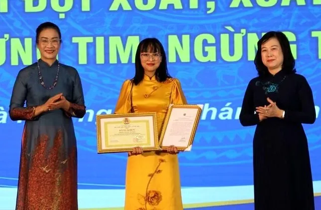 Bộ trưởng Đào Hồng Lan tặng bằng khen tôn vinh 135 điều dưỡng có thành tích xuất sắc trong công tác phòng chống dịch, trong đó có nữ điều dưỡng Nguyễn Thị Thảo (giữa)- người cấp cứu bé sơ sinh trên xe taxi tối ngày 4-7 vừa qua. Ảnh: T.TÚ nu-dieu-duong-cap-cuu-be-so-sinh-tren-xe-taxi.jpg