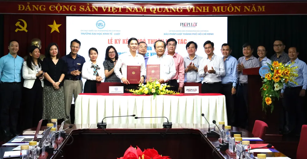 Trường ĐH Kinh tế - Luật và Báo Pháp Luật TP.HCM chính thức ký kết hợp tác. Ảnh: UEL truong-dh-kinh-te-luat-bao-phap-luat-4-4895.jpg
