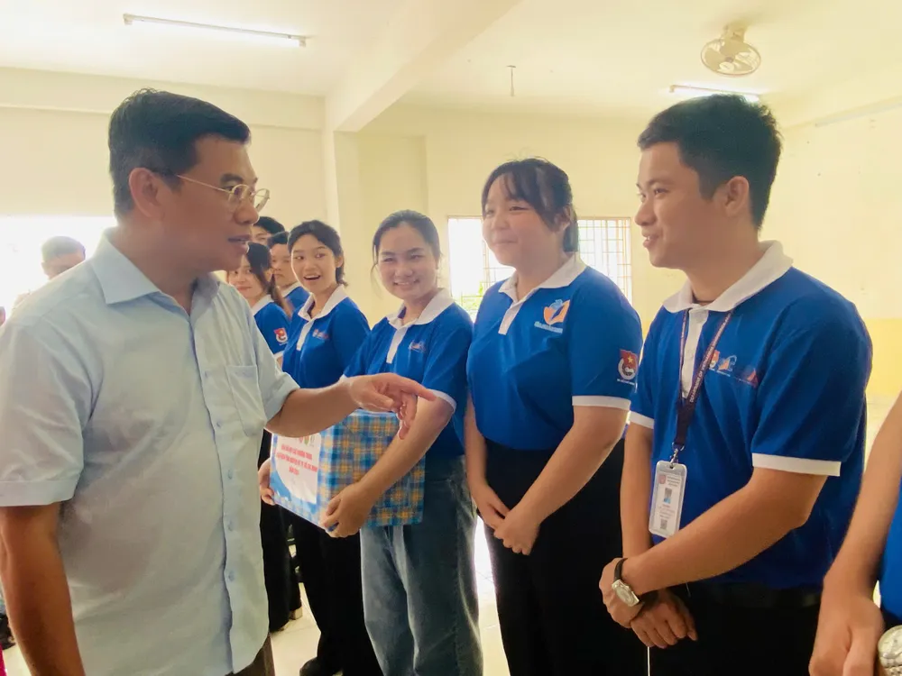 Ông Nguyễn Văn Dũng, Phó Chủ tịch UBND TP.HCM (ngoài cùng bìa trái) đến thăm và động viên các gia sư áo xanh (huyện Bình Chánh) ngày 21-7. Ảnh: MINH THƯ gia sư áo xanh