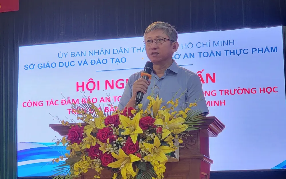 Ông Dương Trí Dũng, Phó Giám đốc Sở GD&ĐT TP.HCM phát biểu tại hội nghị. ẢNH: DUY NGUYỄN an-toan-thuc-pham-1-2359.jpg