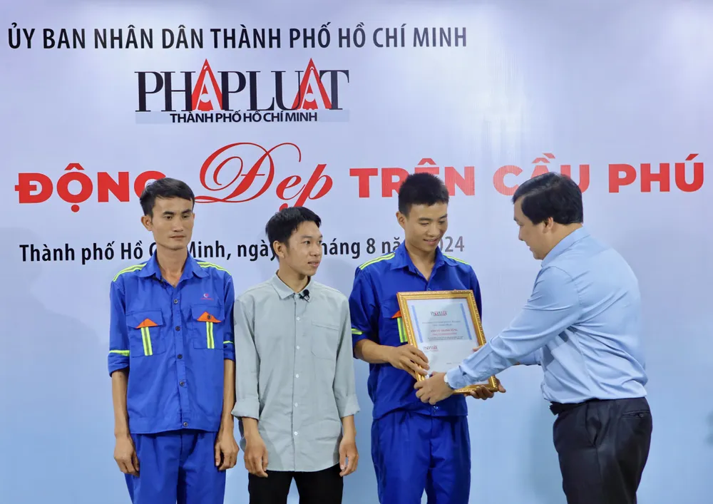 Sáng ngày 10-8, Báo Pháp Luật TP.HCM tổ chức buổi giao lưu, tri ân các anh anh Trương Văn Thành, anh Phan Văn Tài, anh Vũ Thanh Tùng - những người đã dũng cảm tham gia giải cứu tài xế xe Volvo trong vụ tai nạn trên cầu Phú Mỹ. Ảnh: NGUYỆT NHI tri-an.jpg