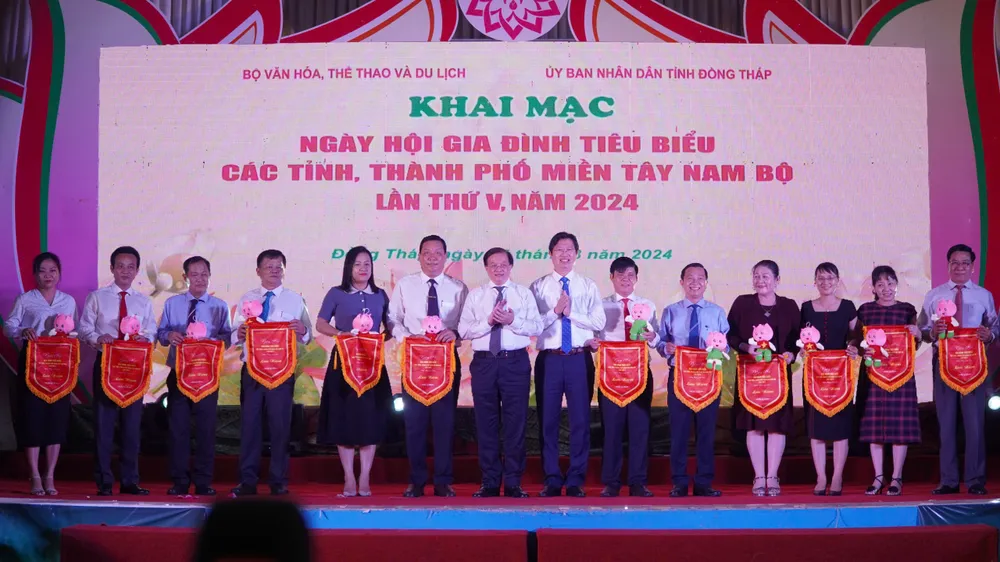 Ngày hội Gia đình tiêu biểu các tỉnh, thành phố miền Tây Nam Bộ năm nay được tổ chức tại tỉnh Đồng Tháp ngay-hoi-gia-dinh_h2.jpg